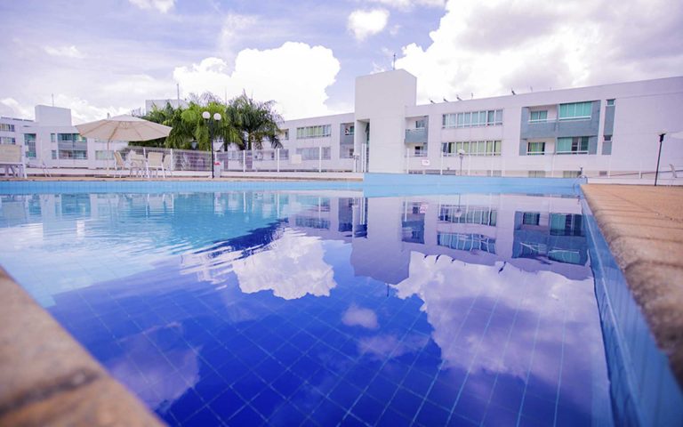 Piscina do apart hotel flat em brasilia premier hplus long stay